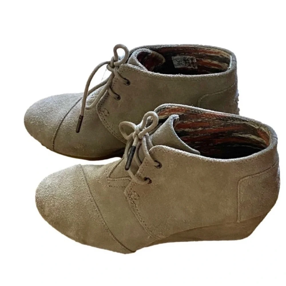 Tom’s taupe beige suede lace up wedge shoes booties sneakers 6